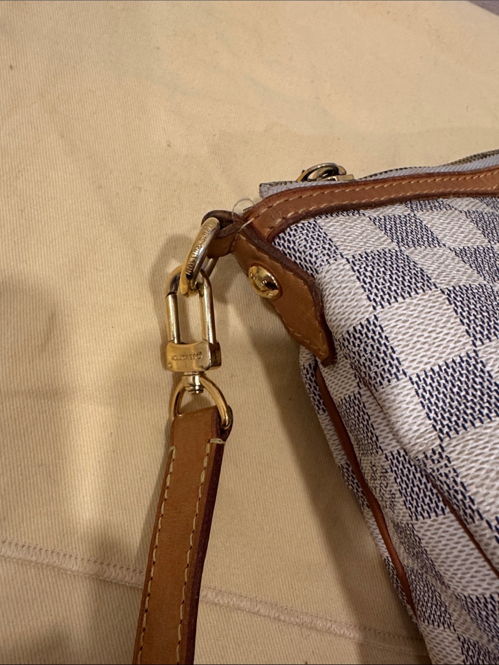 Louis Vuitton Siracusa GM bag
Damier Azur Check Tote with Tan Leather - Picture 4 of 11
